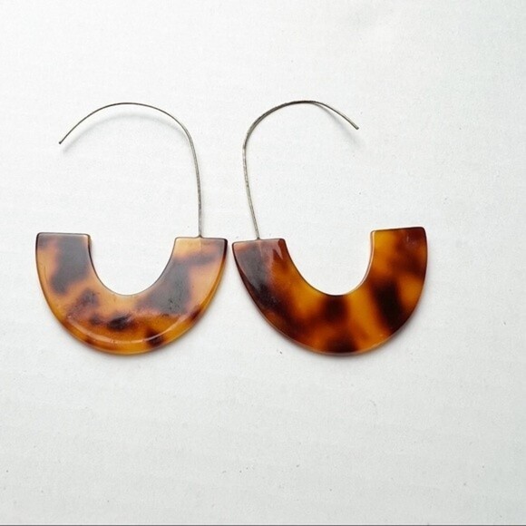 LIGHTWEIGHT Tortoiseshell Resin and Metal Earrings - Picture 1 of 7